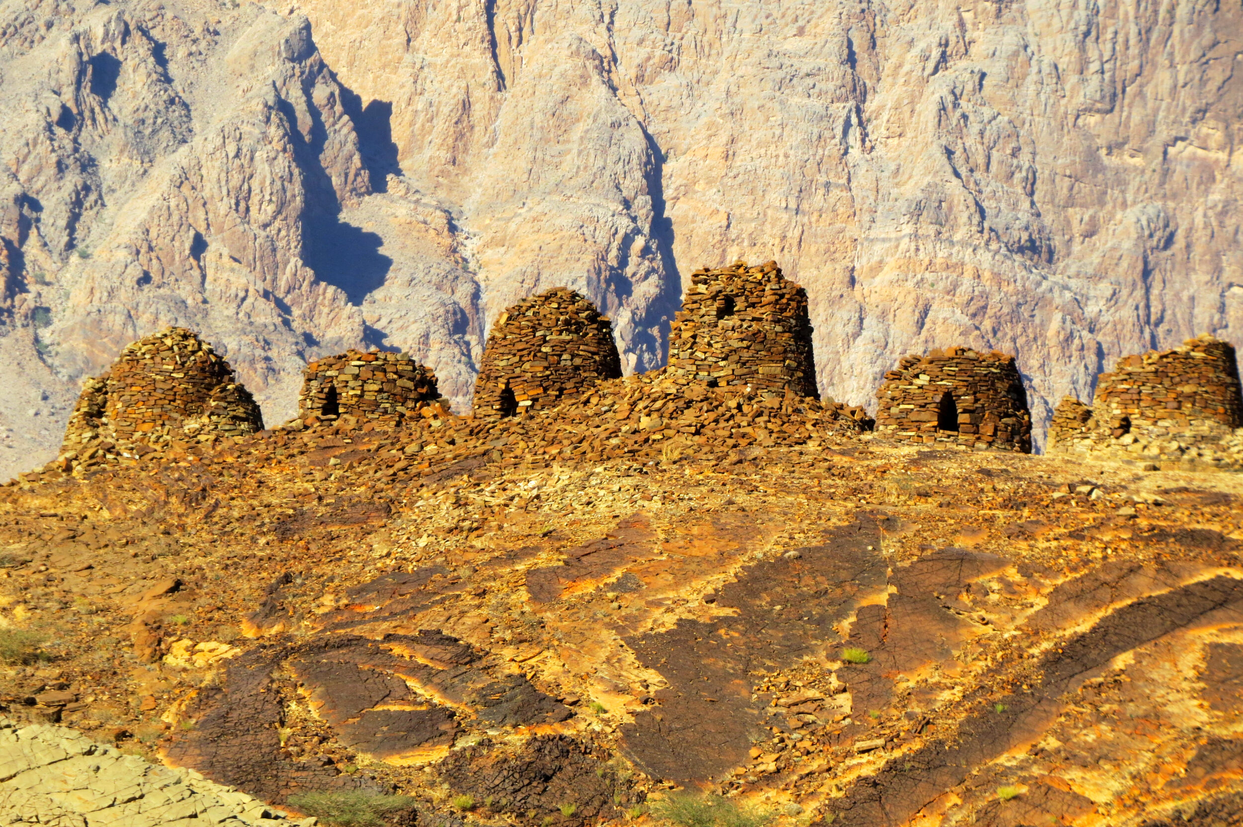 Beehive-tombs-of-Bat-A-Ayn-Oman2014-Dee Gowan